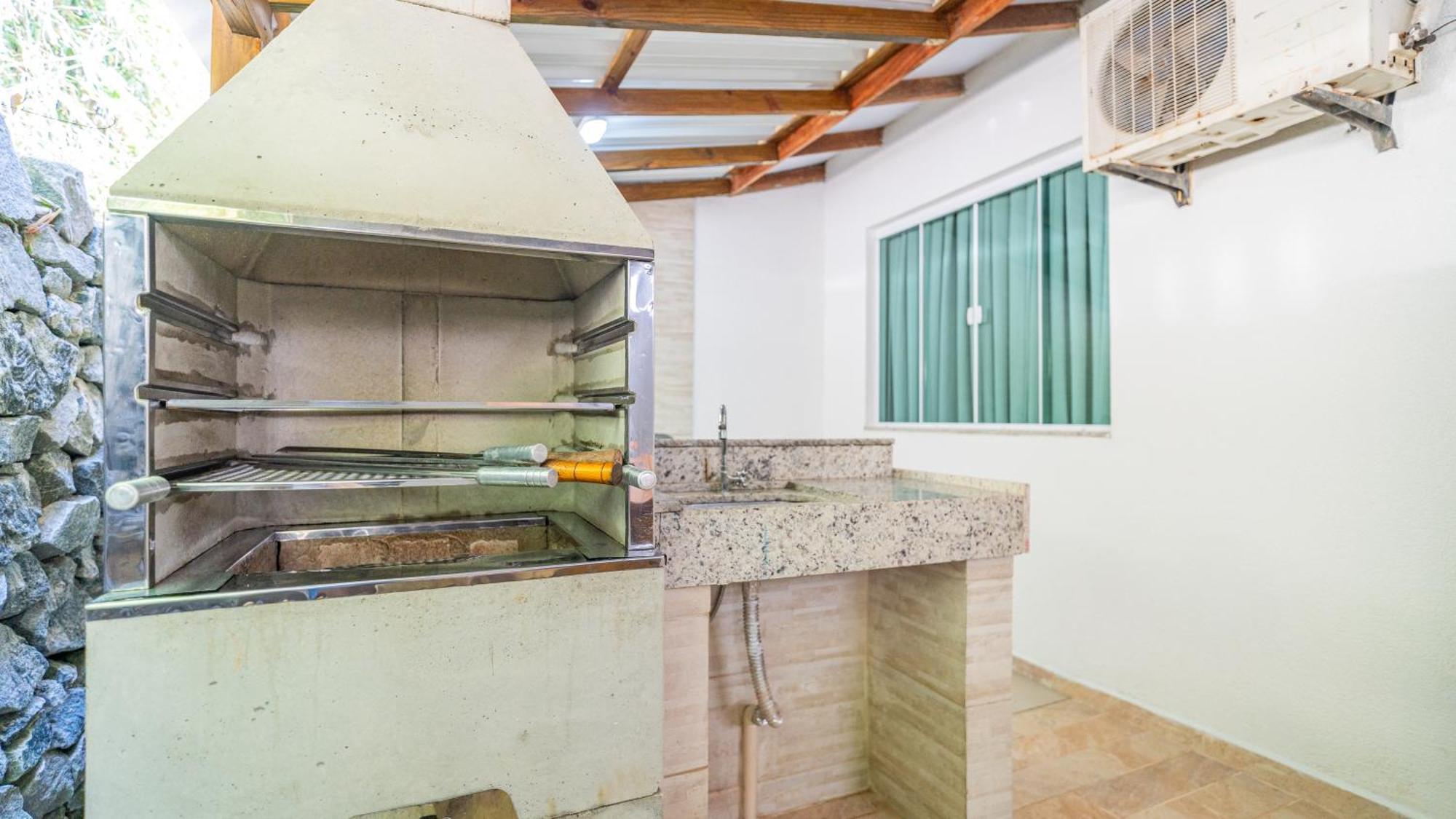 Residencial Com Piscina Possui Jacuzzi Aquecida Com Hidromassagem Villa Bombinhas Exterior photo