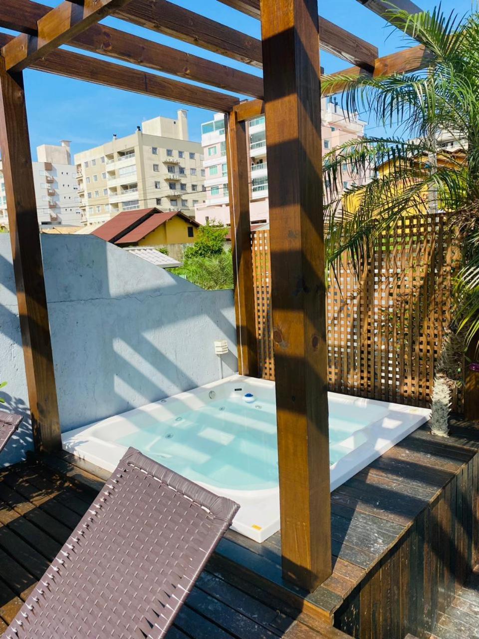 Residencial Com Piscina Possui Jacuzzi Aquecida Com Hidromassagem Villa Bombinhas Exterior photo