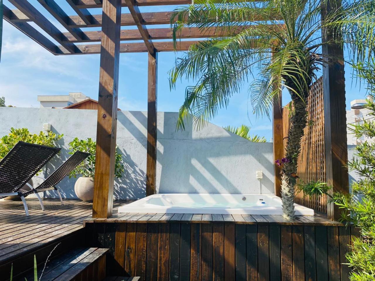 Residencial Com Piscina Possui Jacuzzi Aquecida Com Hidromassagem Villa Bombinhas Exterior photo